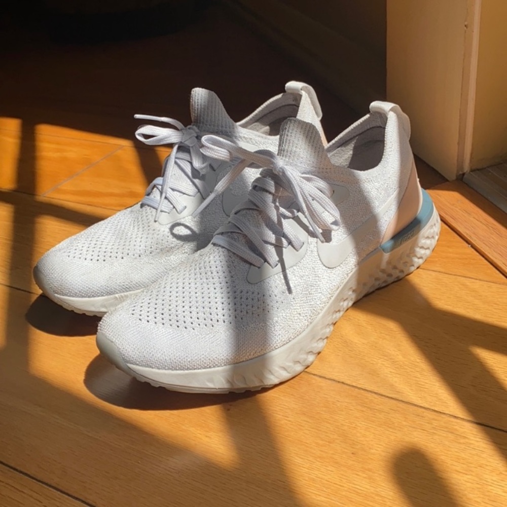Nike women’s epic react flyknit in platinum beige